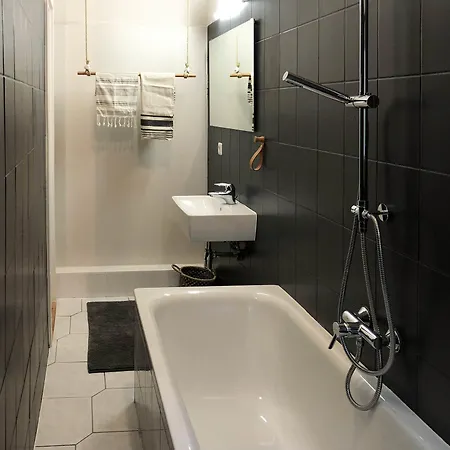 Absolut 招待所 2*